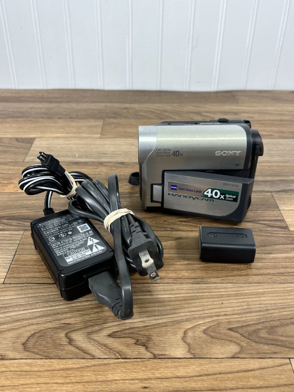 Sony Handycam DCR-HC38 Digital Video Camera MiniDv FOR PARTS READ